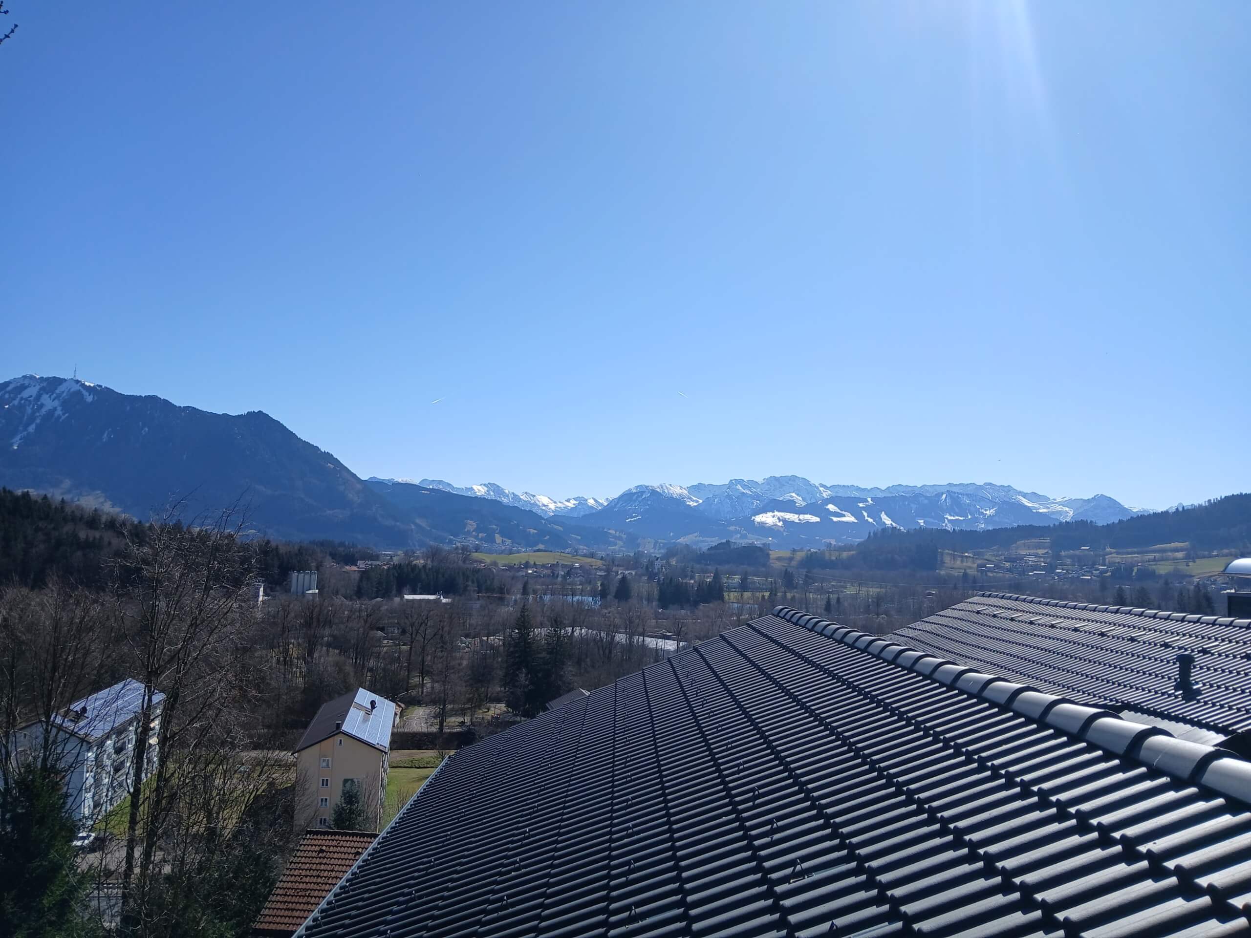 Balkon einer Neubauwohnung in Immenstadt mit Blick auf ein Bergpanorama.