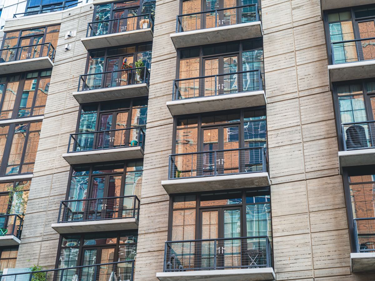 Hausverwaltung: moderne Wohnanlage mit gepflegter Fassade.